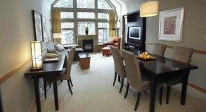 Living area - Canadian Views of Rockies (Canmore)