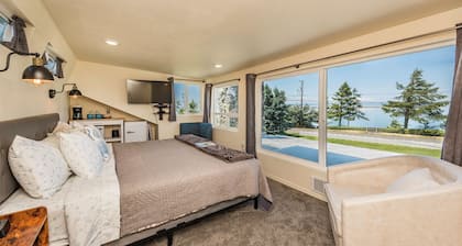 Eagle's Nest - 2nd floor, stairs, King Bed.