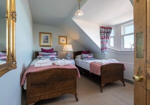 4 Schlafzimmer, Schreibtisch, Bügeleisen/Bügelbrett, Reisekinderbett