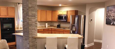 ثلاجة، ميكروويف، فرن، موقد طهي مسطح