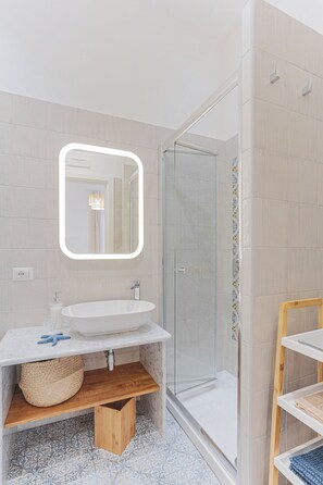 淋浴設備、風筒、坐浴桶、提供毛巾