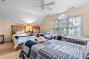 3 habitaciones, escritorio y tabla de planchar con plancha