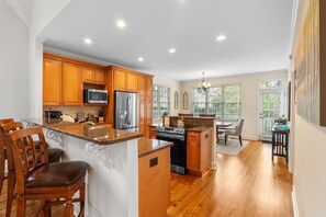 Fridge, microwave, oven, stovetop - NEW Putting Green / 5 Mins to Pinehurst / Sleeps 8 (Pinehurst)