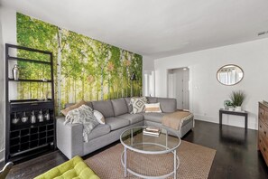 Smart TV - Charming 3-bedroom house in terrific Hollywood/Los Angeles locale with WiFi, AC (Los Angeles)