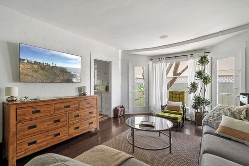Charming 3-bedroom house in terrific Hollywood/Los Angeles locale with WiFi, AC