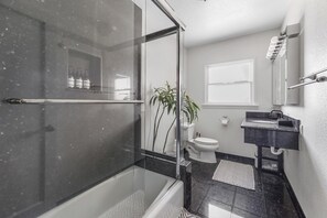 Ducha, secador de pelo, toallas y jabón