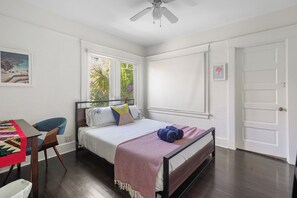 3 bedrooms, desk, iron/ironing board, free WiFi - Charming 3-bedroom house in terrific Hollywood/Los Angeles locale with WiFi, AC (Los Angeles)