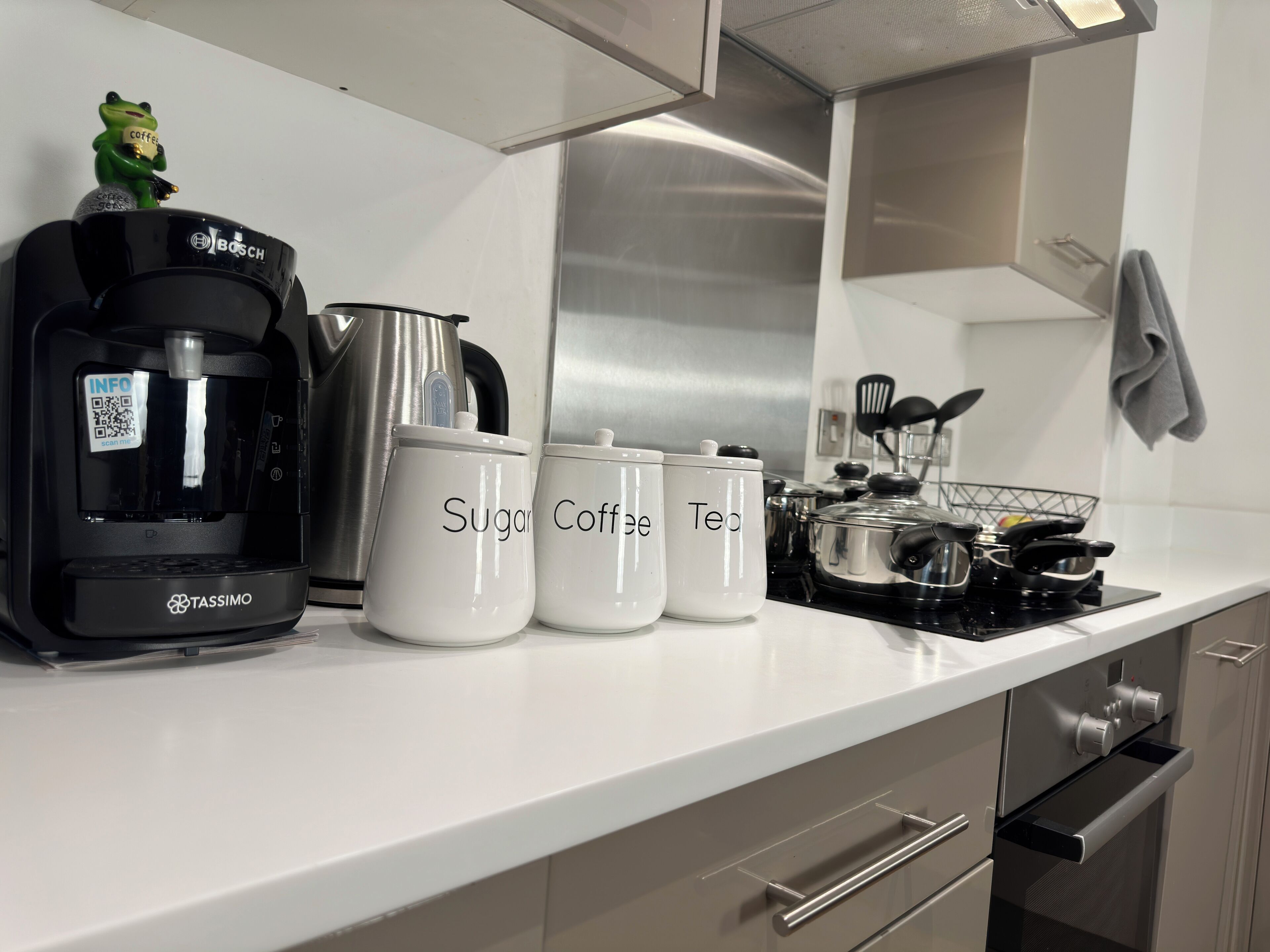 Kylskåp, mikrovågsugn, ugn och spishäll