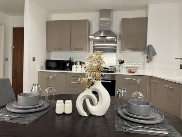 Kjøleskap, mikrobølgeovn, ovn og kokeplater