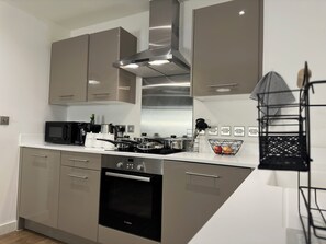 Jääkaappi, mikroaaltouuni, uuni, liesi