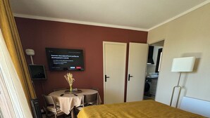 1 bedroom, iron/ironing board, WiFi, bed sheets - T2 Coloré Proche mer - Parking / Terrasse / 2 Lits 160x200 (Six-Fours-les-Plages)