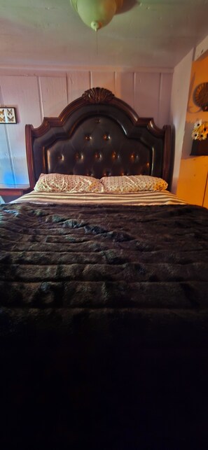 Hunter Suite, Upstairs, Shared Bath | Ferro/asse da stiro, Wi-Fi gratuito