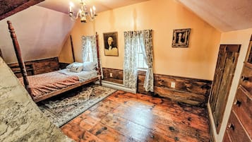 Washington Suite, Upstairs, Shared Bath | 1 bedroom, iron/ironing board, free WiFi