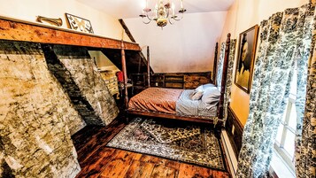 Washington Suite, Upstairs, Shared Bath | Roupas de cama premium, individualmente decorados