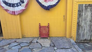 Um edifício amarelo com porta de madeira e uma placa com a inscrição "J. Keith Inn".