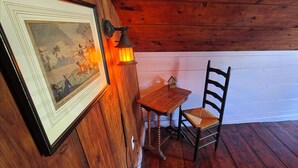 Hunter Suite, Upstairs, Shared Bath | Luxe beddengoed, een bureau, een laptopwerkplek