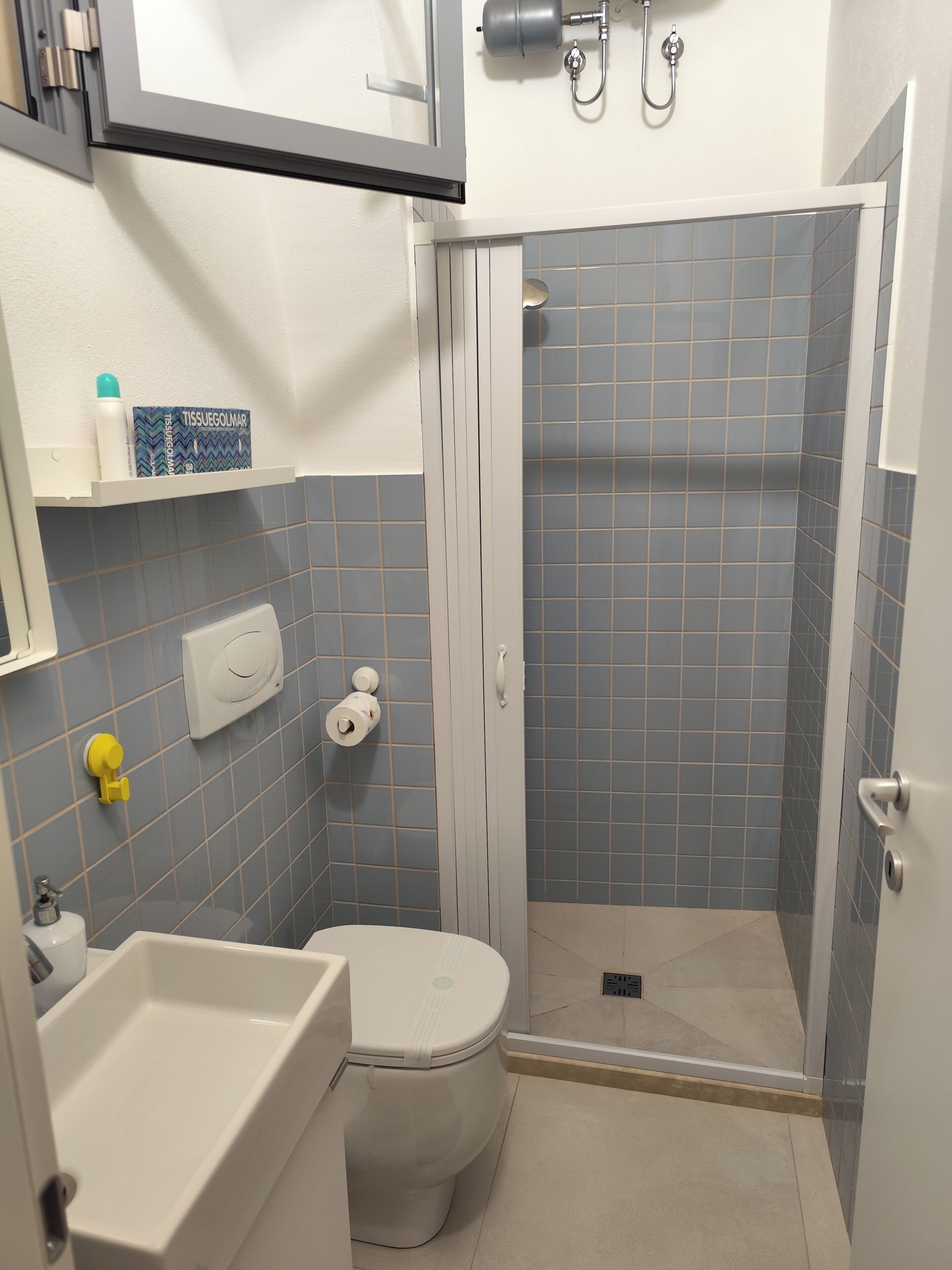 Chuveiro, secador de cabelo, toalhas de banho, sabonete