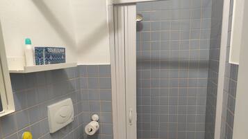 Chuveiro, secador de cabelo, toalhas de banho, sabonete