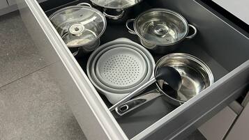 Een koelkast, een magnetron, een oven, een kookplaat