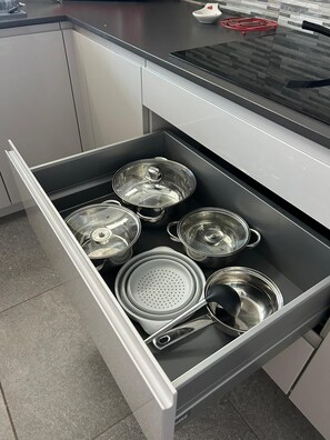 Een koelkast, een microgolfoven, een oven, een kookplaat