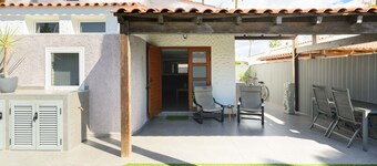 Bungalow with 2 bedrooms, patio, and bikes