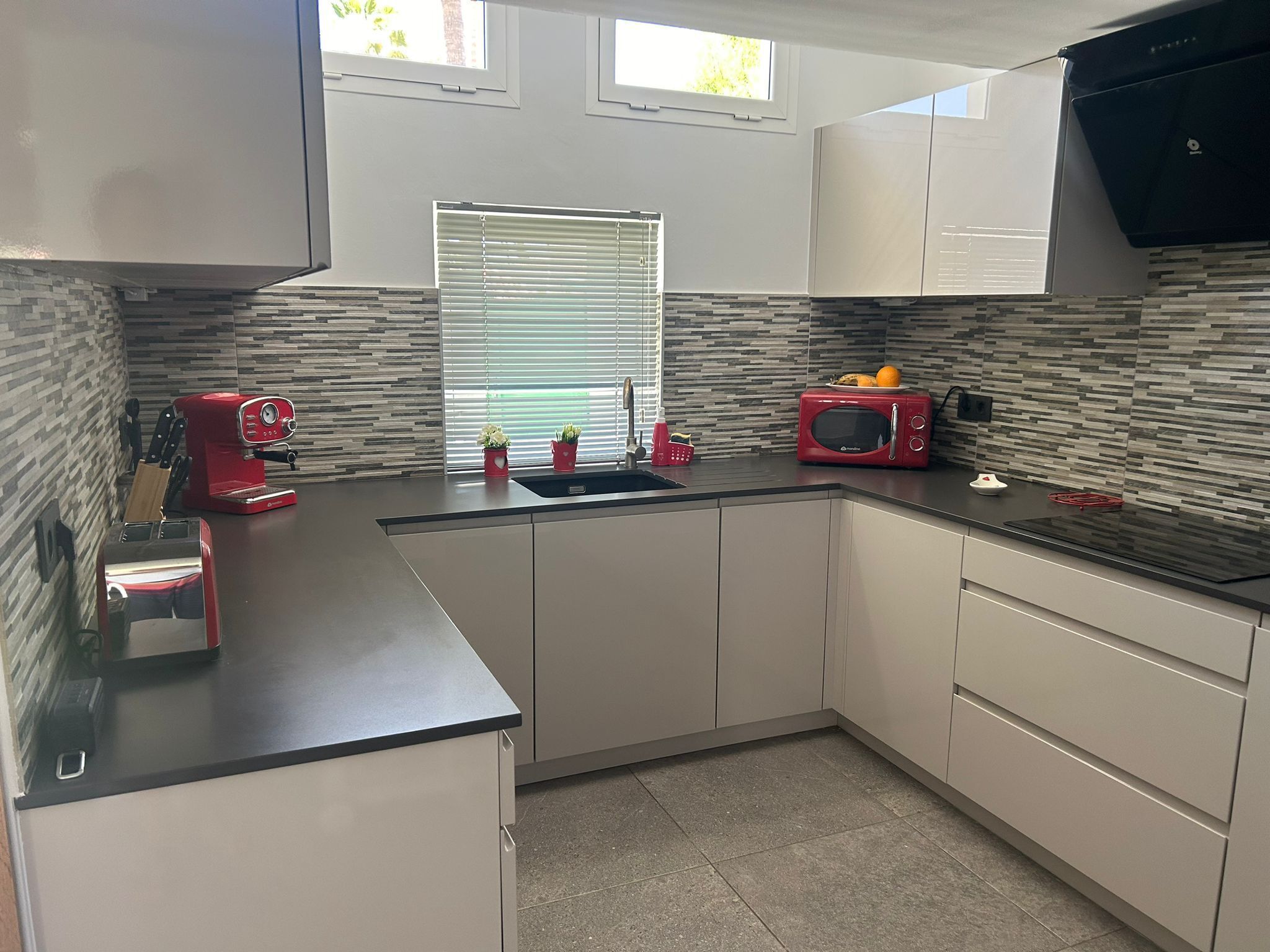 Réfrigérateur, micro-ondes, four, plaque de cuisson