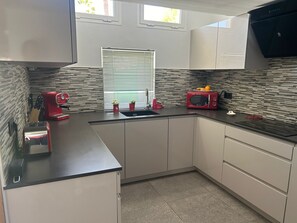 Kühlschrank, Mikrowelle, Ofen, Herdplatte