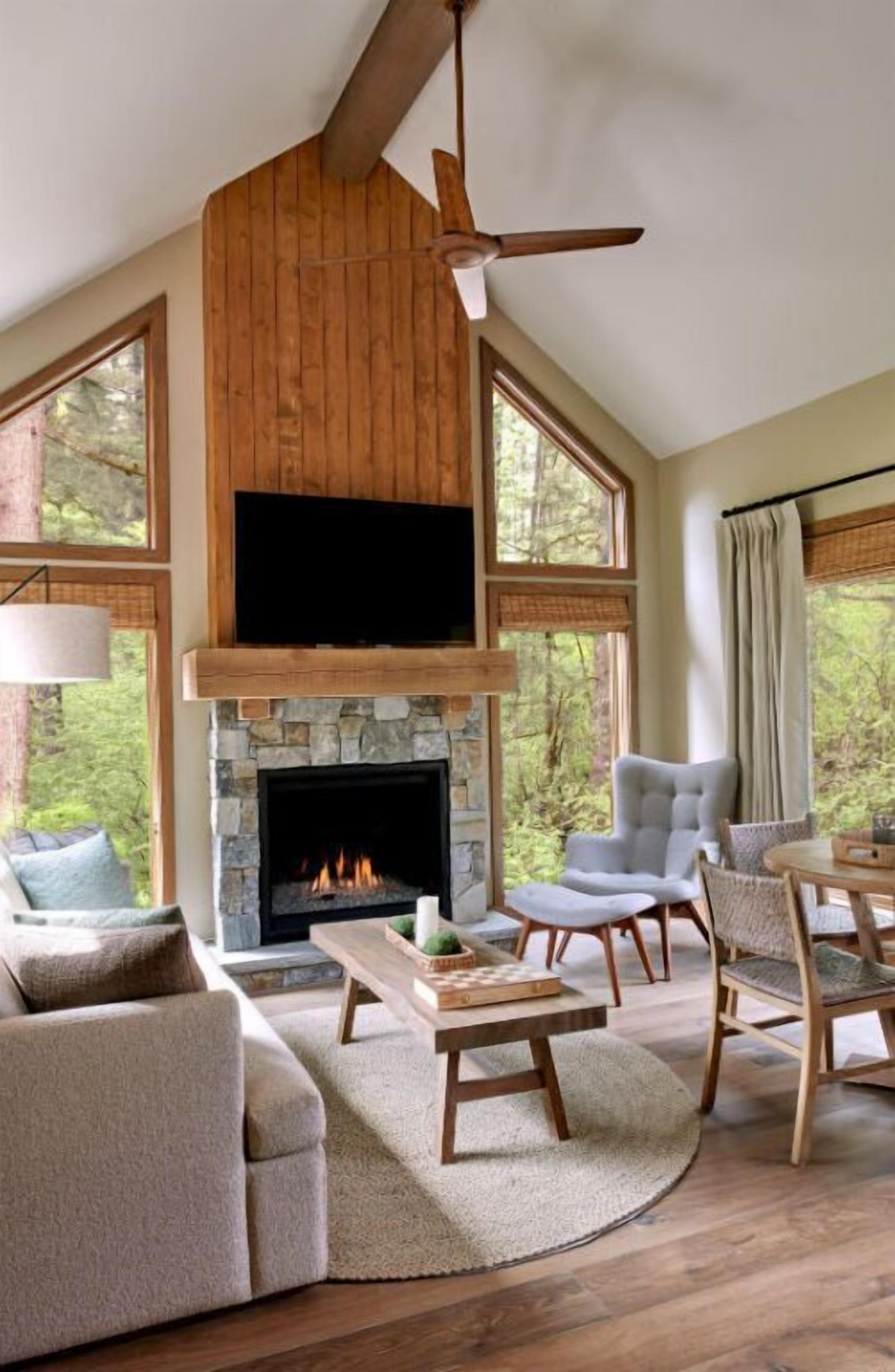 Een televisie, een open haard en een kantoor