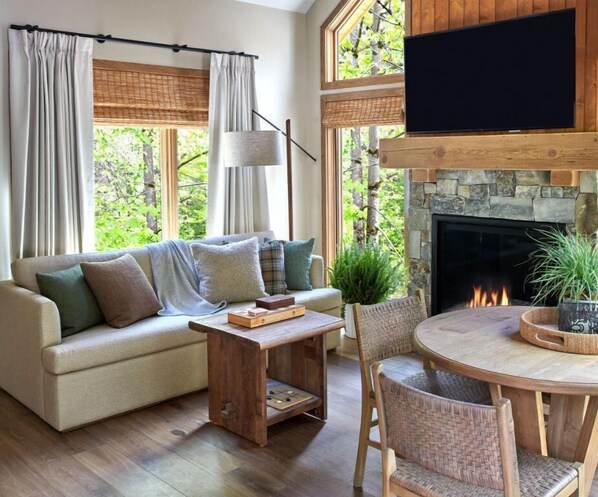 Televisión, chimenea y oficina 