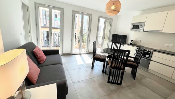 Un apartamento moderno con sala de estar, comedor y cocina.
