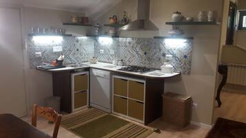 Frigorifero, piano cottura, lavastoviglie, bollitore elettrico