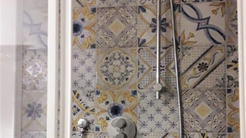Doccia, asciugacapelli, bidet, asciugamani