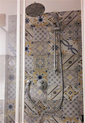 Dusche, Haartrockner, Bidet, Handtücher