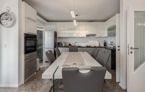 Geladeira, fogão, cooktop, lava-louças