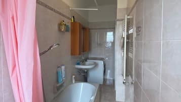 Asciugacapelli, bidet, asciugamani, sapone