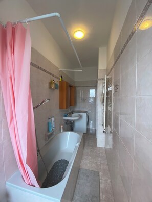 Asciugacapelli, bidet, asciugamani, sapone