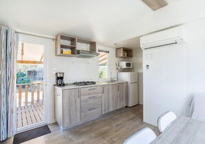 Een koelkast, een magnetron, een kookplaat