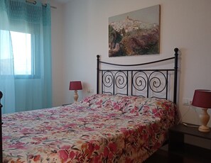 1 makuuhuone, silitysrauta/-lauta, vauvan matkasänky, vuodevaatteet