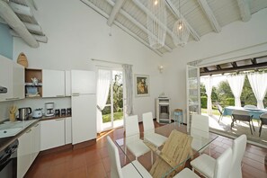 House | Private kitchen | Electric kettle - Casa Felicita by Wonderful Italy (Soiano del Lago)