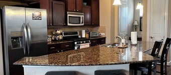 Cozy 2-bedroom condo in heart of East Downtown Houston with WiFi, AC