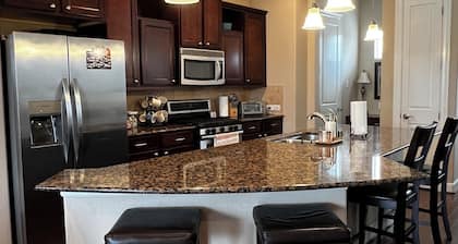 Cozy 2-bedroom condo in heart of East Downtown Houston with WiFi, AC