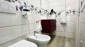 Shower, bidet, towels