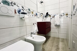 Shower, bidet, towels