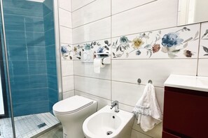 Douche, bidet, serviettes fournies