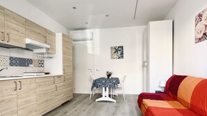 A compact living space with a kitchenette, a dining area, and a sofa. - M406 - Marcelli, new studio apartment facing the sea (Marcelli)