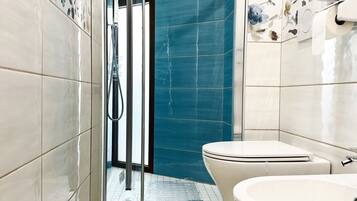 Shower, bidet, towels