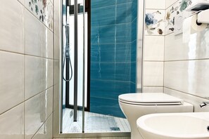 Een douche, een bidet, handdoeken