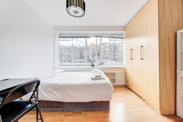 1 habitación, tabla de planchar con plancha, wifi gratis y ropa de cama