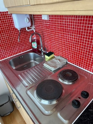 Refrigerador, microondas, placa de cocina, tetera/pava eléctrica