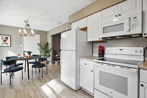 Réfrigérateur, four à micro-ondes, un four, surface de cuisson